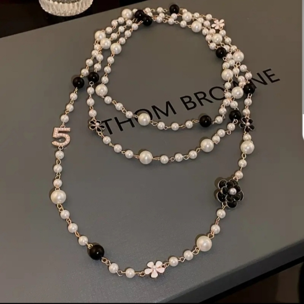 Black & White Pearl Long Baroque Necklace with Floral Charms - Picture 4 of 4